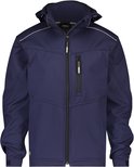 Donkerblauwe DASSY softshelljas met capuchon, ritssluiting en reflecterende biezen op de schouders.