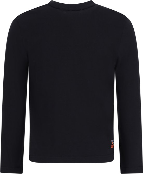 Achterkant van een effen zwarte longsleeve met een klein logo-label onderaan.