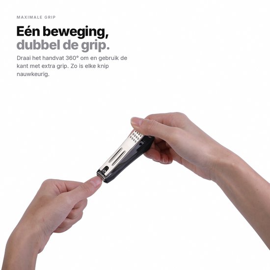 Handen die een titanium nagelknipper met draaibare handgreep gebruiken.
