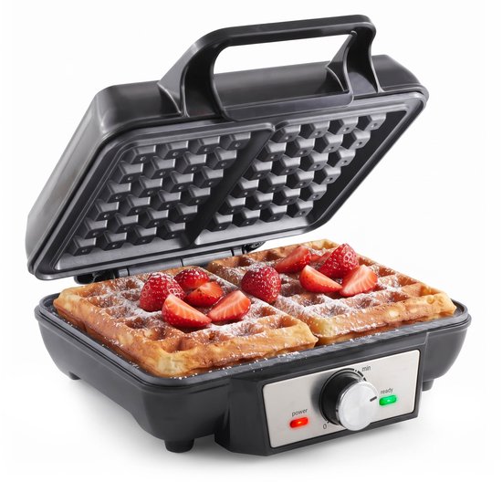 Zwart wafelijzer met twee wafels, versierd met poedersuiker en aardbeien. Indicatielampjes 'power' en 'ready'.