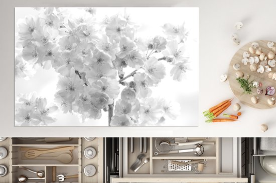 KitchenYeah® Inductie beschermer 80x52 cm - Close-up van de bloesem van een kersenboom - zwart wit - Kookplaataccessoires - Afdekplaat voor kookplaat - Inductiebeschermer - Inductiemat - Inductieplaat mat