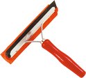 Oranje spons met een metalen wisser en een rood houten handvat.
