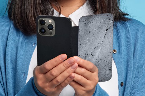 Bookcase pour iPhone 13 Pro Max Bookcase - Béton - Grijs - Déchirure - Avec compartiments - Étui portefeuille avec fermeture magnétique