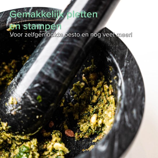 Gepolijste marmeren vijzel en stamper, gebruikt voor het maken van pesto.