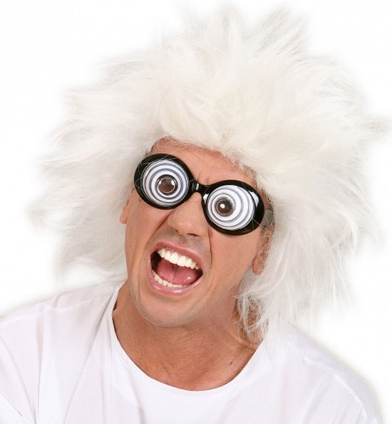 Man met witte pruik en gekke brilstijl met draaiogen.