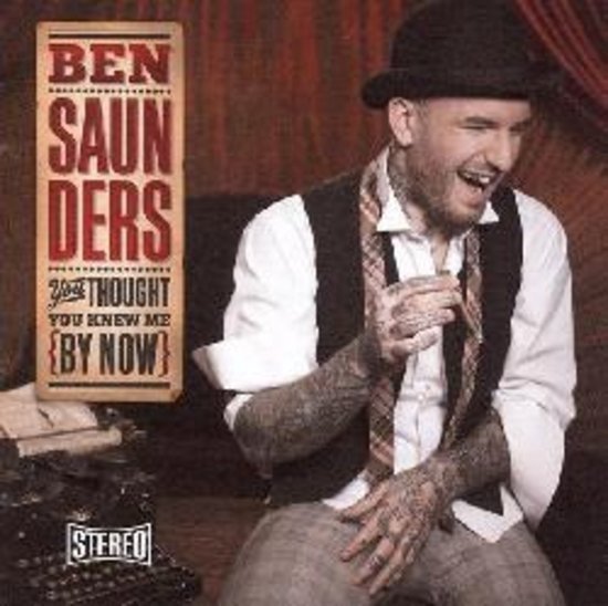 Albumhoes "You Thought You Knew Me By Now" van Ben Saunders, met Ben Saunders in pak, hoed en met tatoeages.