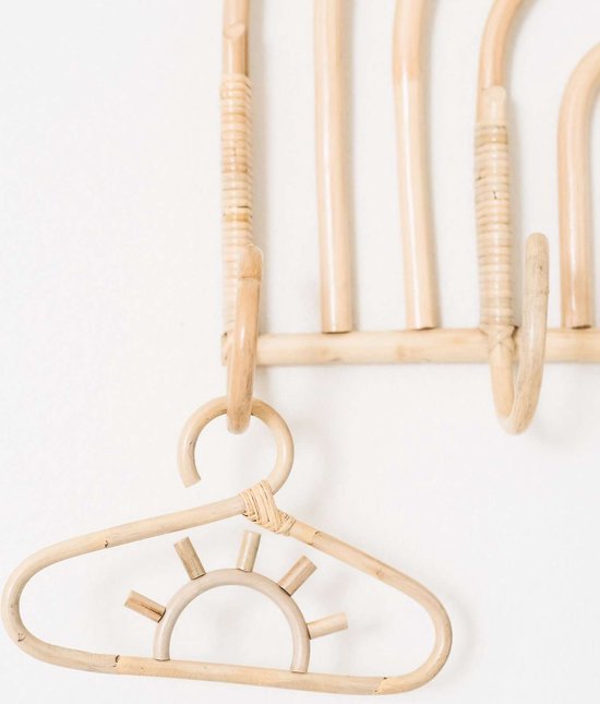 Jean's goods rotan kinderkledinghangers set - 3 stuks - kleerhangers - duurzaam - rattan - baby hangers - baby kledinghangers - kinder kledinghanger - baby kleding hangers - bamboe - babykameraccessoires - baby cadeau - kraamcadeau — afbeelding 3