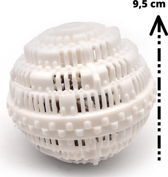 Boule de lavage blanche avec une surface nervurée, hauteur 9,5 cm.