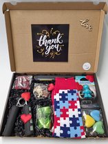 Verrassing Box voor mannen - goed gevuld met allerlei nuttige, lekkere en aangename artikelen - met Mystery Card 'Thank You' met een persoonlijke videoboodschap van jouzelf | Verjaardag | Vaderdag | Kerst | Sinterklaas
