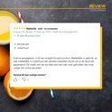 Een review met 5 sterren en de tekst 'Makkelijk - snel - no nonsense'. Naast de review liggen sinaasappelpartjes en een glas sap.