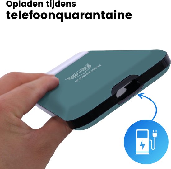 Hand die een groene telefoonkluis vasthoudt, met een oplaad-icoon.
