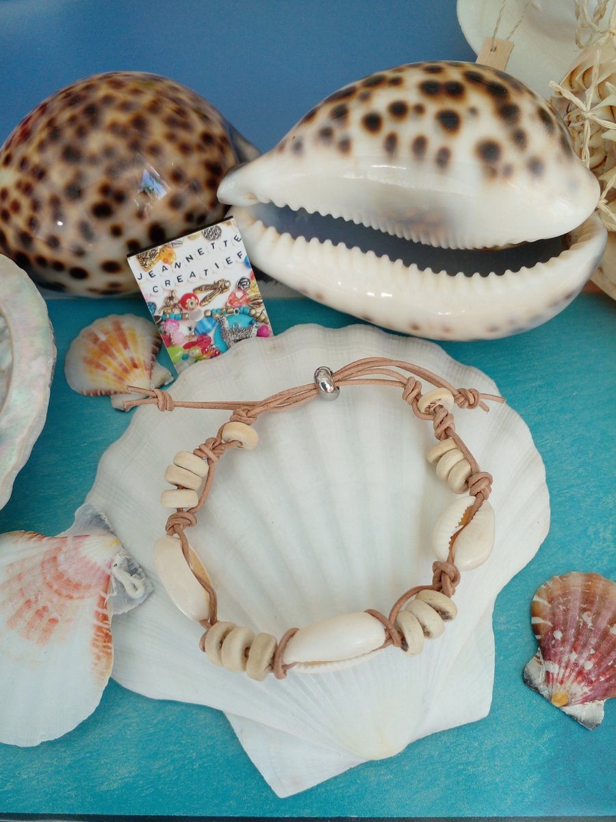 Jeannette-Creatief® - Kauri - Waves - Leren armband - Uniseks Armband - Surfarmband - Beach - Damesarmband - Herenarmband - Schelparmband - Schelpkralen - Kokoskralen - Leer - Schelpenarmband