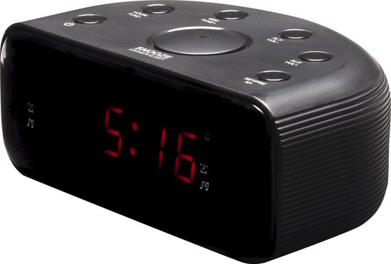 Zwarte wekkerradio met rode digitale tijdsaanduiding 5:16.
