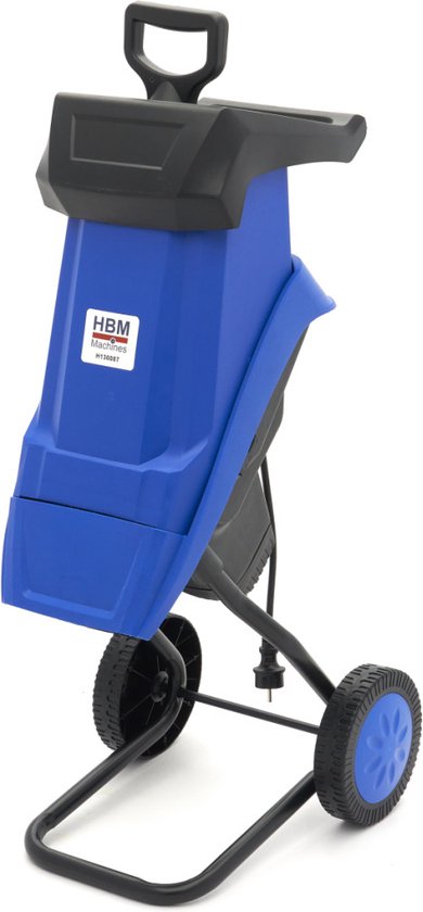 Blauwe elektrische hakselaar met zwarte wielen en handvat. HBM Machines logo op de zijkant.