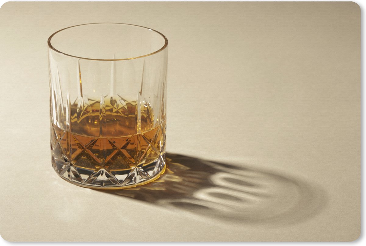 Muismat XXL 120x80 cm - Bureau onderlegger - Bureau mat Studio shot van een glas whisky - Bureaumat - Gaming mousepad xl - Bureaulegger groot - Computer deskmat