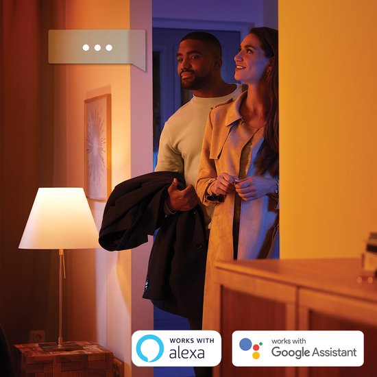 Koppel in hal, met een lamp en de tekst 'Works with Alexa' en 'Works with Google Assistant'.