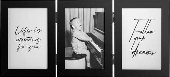 Zwarte drievoudige fotolijst met de tekst 'Life is waiting for you' en 'Follow your dreams', en een foto van een baby bij een piano.