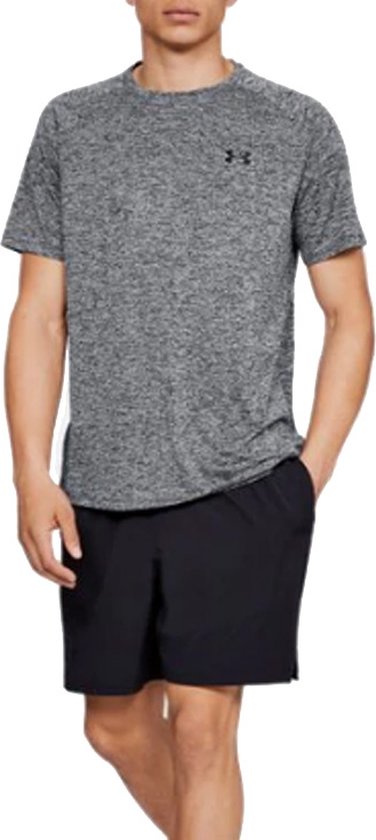 Man met grijs gemêleerd Under Armour sportshirt, korte mouwen, zwart logo op borst.