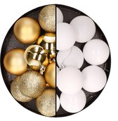 24x stuks kunststof kerstballen mix van goud en wit 6 cm - Kerstversiering
