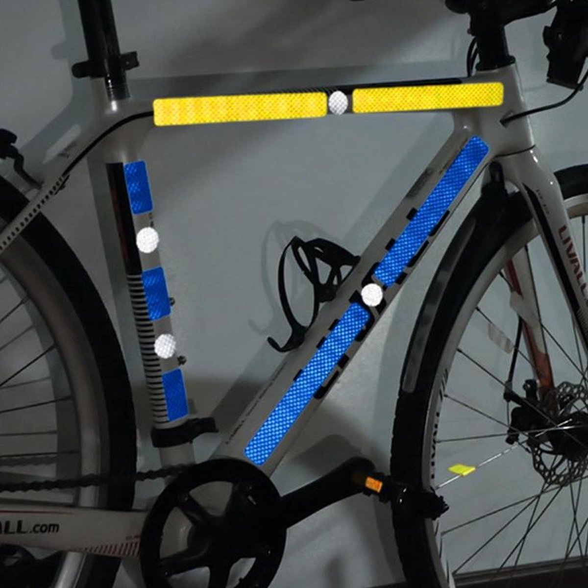 Fietsreflector - Reflecterende Veiligheids stickers blauw  - Reflectie tape voor in het verkeer - Maak wandelwagens, koffers, buggy's, skelters, helms, fietsen etc goed zichtbaar in het donker. — afbeelding 4