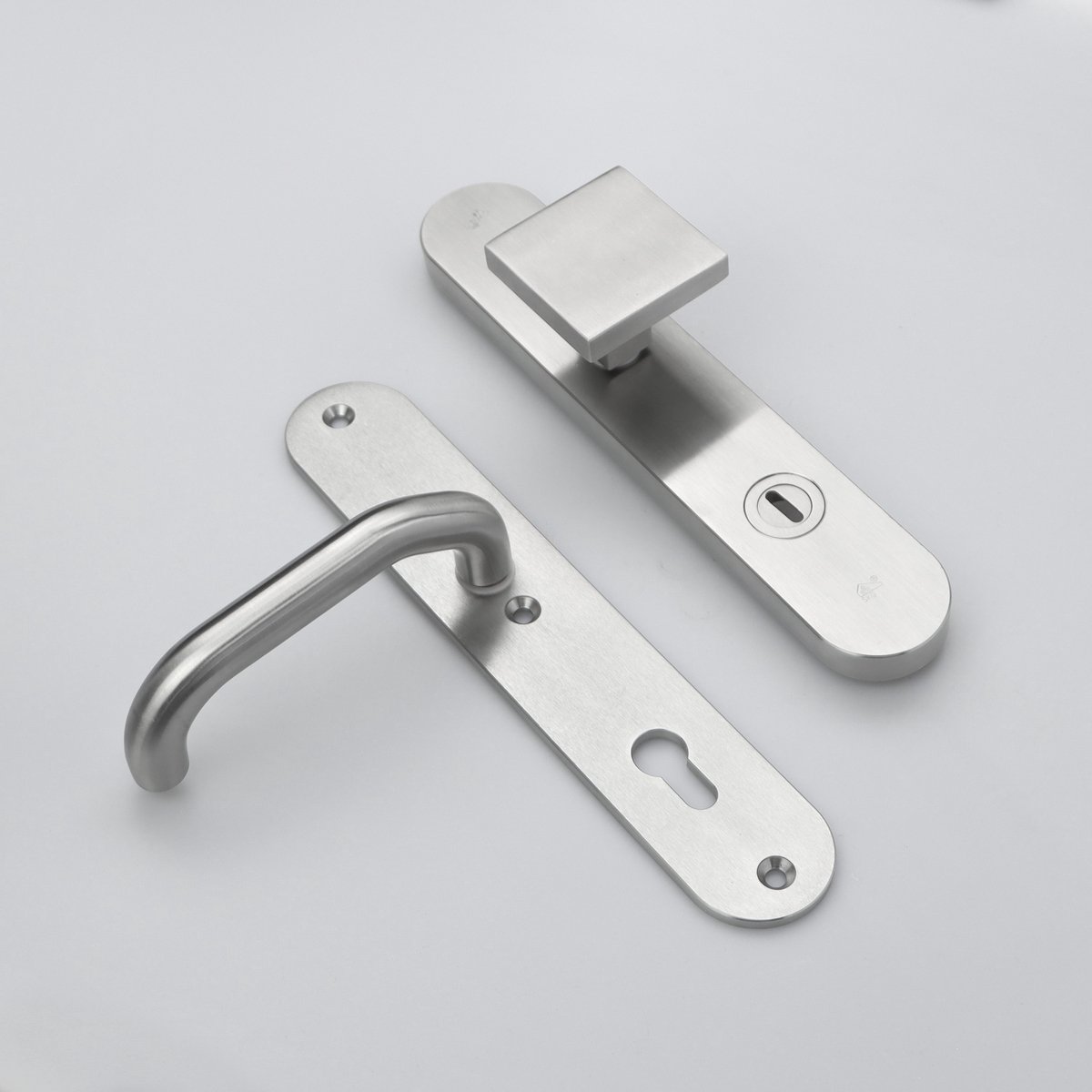 MASSIEF RVS Tzunali Deurbeslag. Model MINHO SKG*** BREED T=15/5 VKTB (kerntrek) PC92 BUITEN KNOP OVIDIO; BINNEN KRUK PAVIA