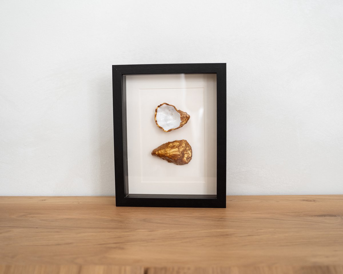 Oester in lijst wit Large | Twee gouden oesters