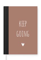 Notitieboek - Schrijfboek - Engelse quote "Keep going" met een hartje op een bruine achtergrond - Notitieboekje klein - A5 formaat - Schrijfblok