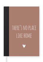 Notitieboek - Schrijfboek - Engelse quote "There is no place like home" met een hartje op een bruine achtergrond - Notitieboekje klein - A5 formaat - Schrijfblok