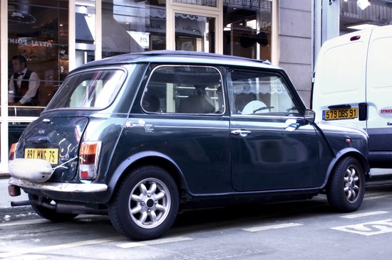 Poster / Papier - Auto - Oldtimer Mini Cooper in Rood / zwart / wit / grijs  - 60 x 90 cm