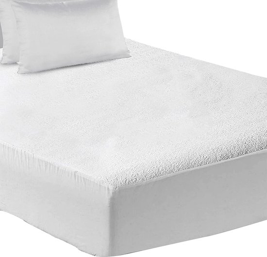Wit hoeslaken matrasbeschermer op een bed met kussens.