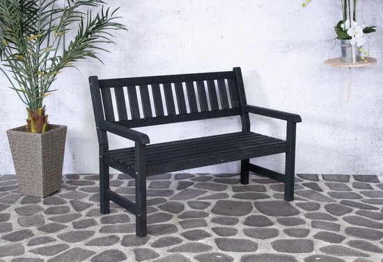 Zwarte houten 2-zits tuinbank met spijlenrug, geplaatst op een stenen terras.