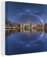 Canvas Schilderij Skyline van Dubai met de Melkweg die reflecteert in het water en de Burj Khalifa - 20x20 cm - Wanddecoratie