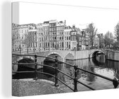 Canvas Schilderij Grachtenpanden en bruggen in Amsterdam - zwart wit - 90x60 cm - Wanddecoratie