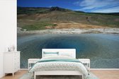 Behang - Fotobehang De gouden cirkel in IJsland bij de Geysir met donkerblauw water - Breedte 390 cm x hoogte 260 cm