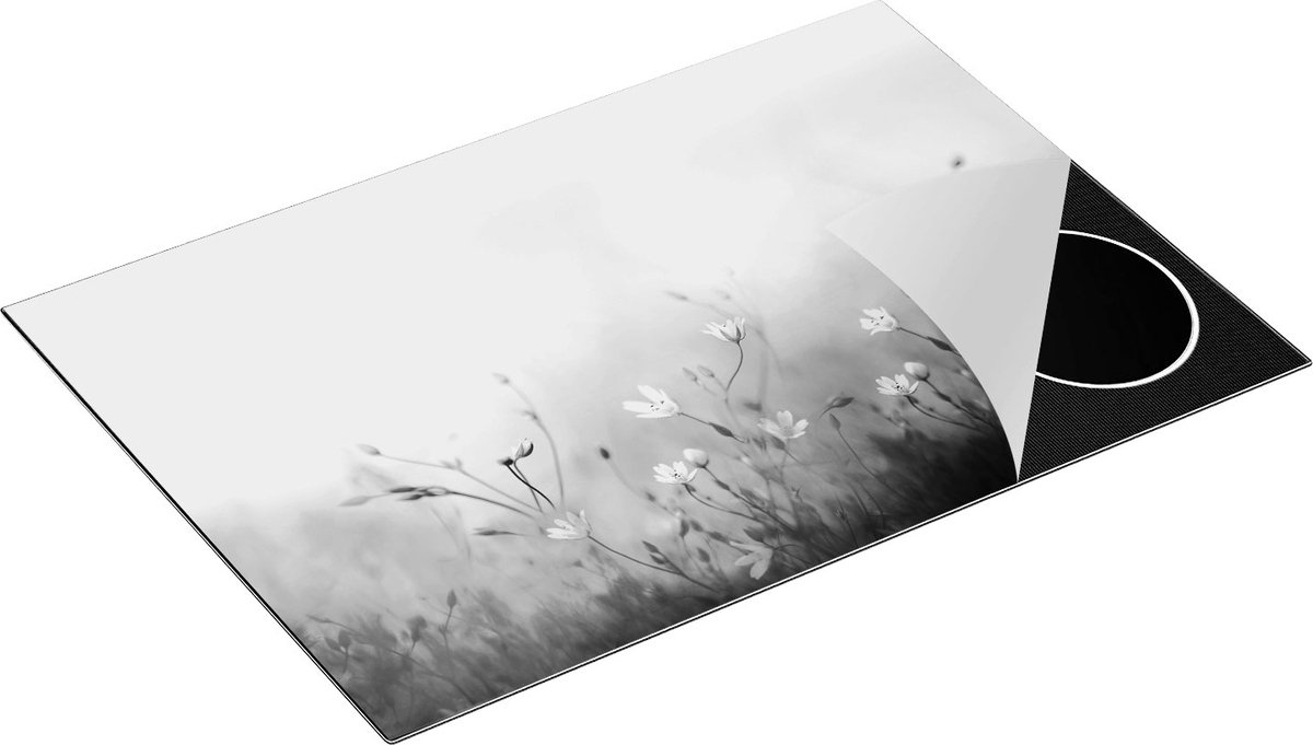 Chefcare Inductie Beschermer Witte Bloemen op een Blauw Achtergrond - Zwart Wit - 75x52 cm - Afdekplaat Inductie - Kookplaat Beschermer - Inductie Mat