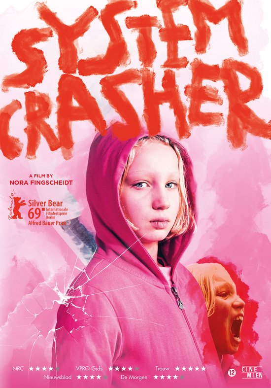 Titel "System Crasher" met een meisje met een roze hoodie, naar voren kijkend. Links een andere kop.