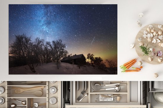 KitchenYeah® Inductie beschermer 81.6x52.7 cm - Sterrenhemel - Landschap - Zweden - Sneeuw - Winter - Kookplaataccessoires - Afdekplaat voor kookplaat - Inductiebeschermer - Inductiemat - Inductieplaat mat