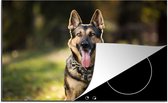 KitchenYeah® Inductie beschermer 81.6x52.7 cm - Een Duitse Herder glimlacht naar de camera met zijn tong naar buiten - Kookplaataccessoires - Afdekplaat voor kookplaat - Inductiebeschermer - Inductiemat - Inductieplaat mat