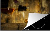 KitchenYeah® Inductie beschermer 81.6x52.7 cm - Barman schenkt glas whisky in - Kookplaataccessoires - Afdekplaat voor kookplaat - Inductiebeschermer - Inductiemat - Inductieplaat mat
