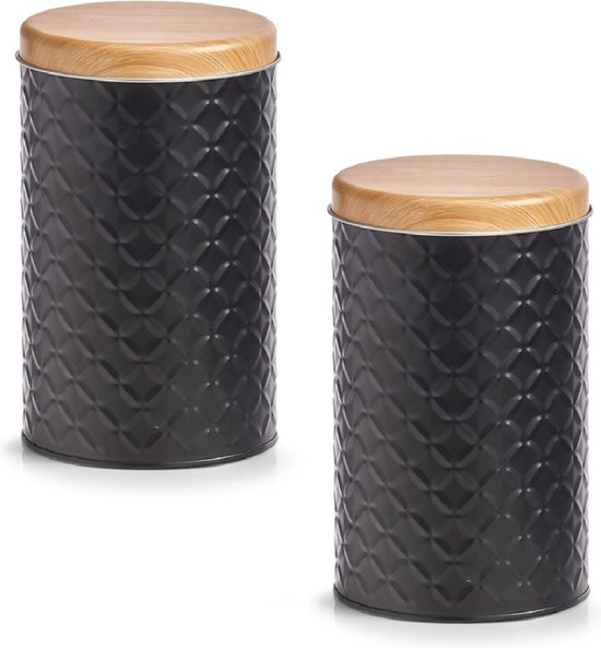 Twee zwarte metalen voorraadblikken met een geruit patroon en houten deksels.