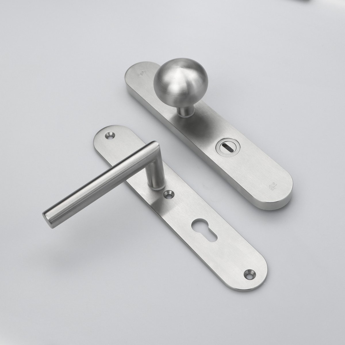 MASSIEF RVS Tzunali Deurbeslag. Model MINHO SKG*** BREED T=15/5 VKTB (kerntrek) PC72 BUITEN KNOP CASTELLO; BINNEN KRUK ANADIA