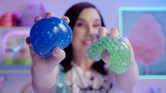 Vrouw met blauwe en groene squishies.