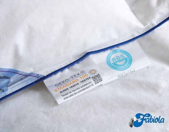 Detail van een witte donsdeken met blauwe bies en OEKO-TEX STANDARD 100 label