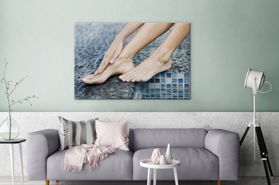 Femme nettoie les pieds au bord de la piscine 120x80 cm - Tirage photo sur toile (Décoration murale salon / chambre)