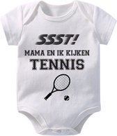 Hospitrix Baby Rompertje met Tekst " SSST! Mama en ik kijken Tennis " | 0-3 maanden | Korte Mouw | Cadeau voor Zwangerschap |