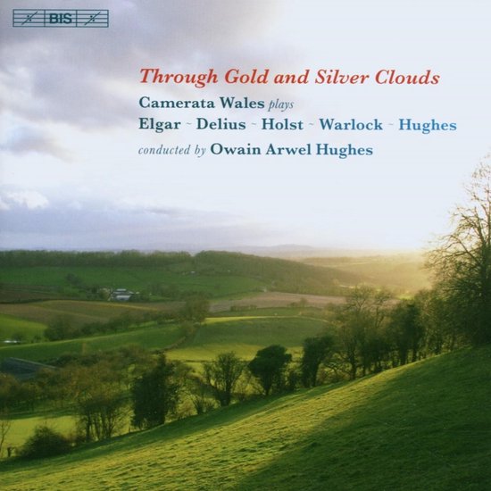 Albumhoes met titel 'Through Gold and Silver Clouds', gespeeld door Camerata Wales, onder leiding van Owain Arwel Hughes. De achtergrond is een landschap met glooiende groene heuvels bij zonsondergang.