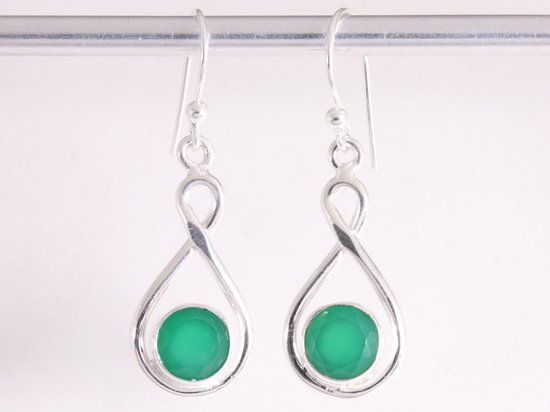 Opengewerkte zilveren oorbellen met groene onyx