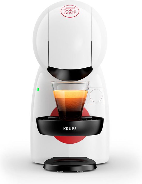 Witte Krups Dolce Gusto Piccolo XS koffiecupmachine met een glas espresso.
