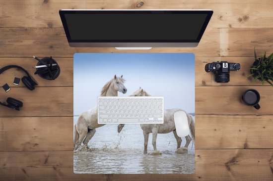 Muismat XXL 60x60 cm - Bureau onderlegger - Bureau mat Twee paarden in het water in Camargue - Bureaumat - Gaming mousepad xl - Bureaulegger groot - Computer deskmat