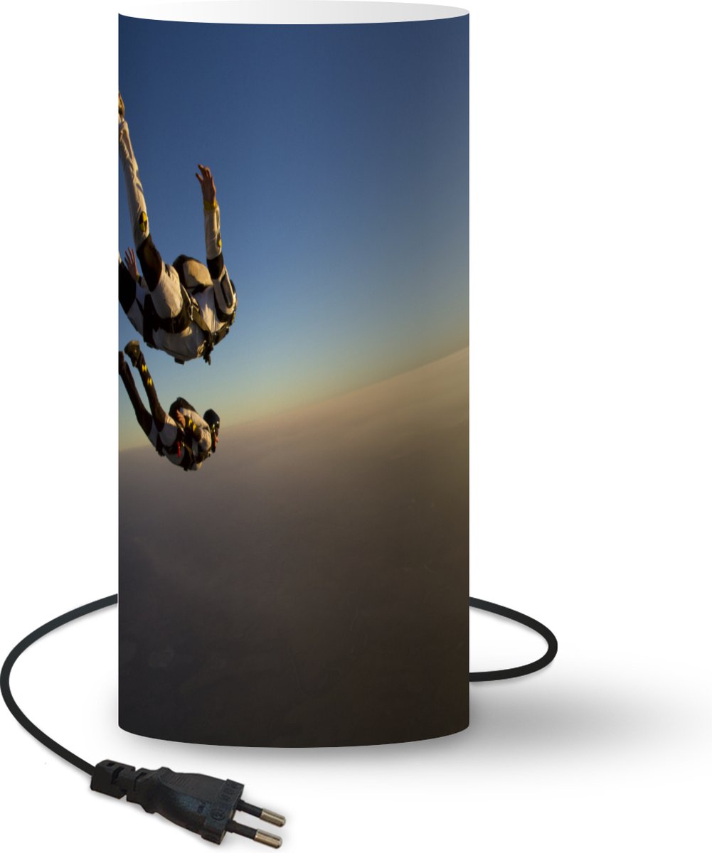 Lamp Sky Dive - Skydiven tijdens ondergaande zon lamp - 33 cm hoog - Ø16 cm - Inclusief LED lamp - LampTiger